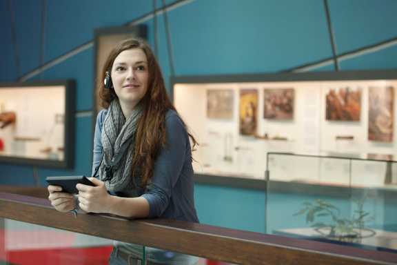 Besucherin mit Mediaguide xpedeo Besucherin mit Mediaguide xpedeo