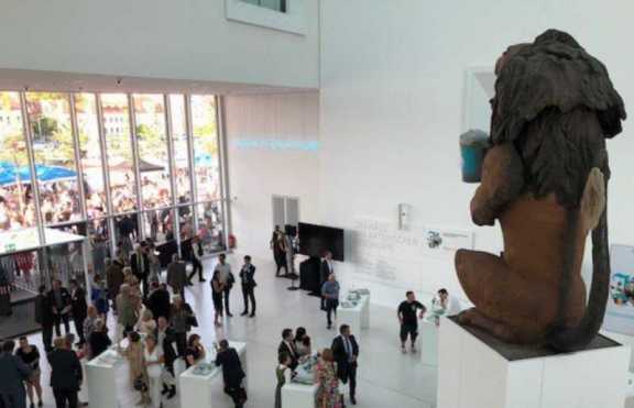 Foto Besucher im Foyer Foto Besucher im Foyer