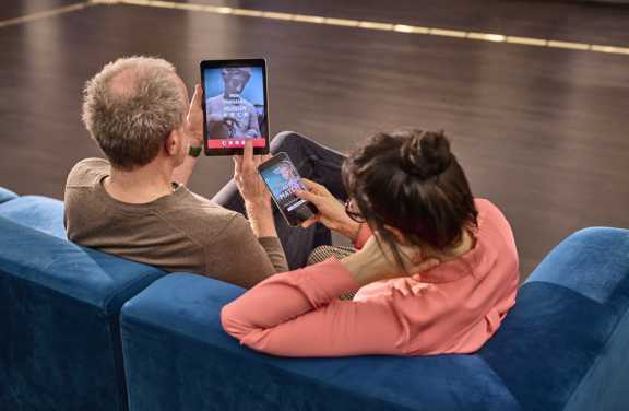 Besucher:in auf Sofa Besucher:in auf Sofa