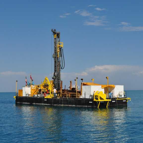 Schwimmende Bohrplattform DLDS auf dem Van See (Türkisch:  Van Gölü, östl. Anatolien, Türkei) während der Expedition im Jahre 2010