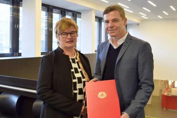 Prof. Andreas Teufel mit Rektorin Prof. Dr. Karin Luckey bei der Übergabe der Ernennungsurkunde
