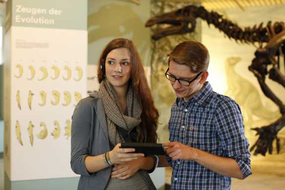 Screenshot Besucher mit Guide im Überseemuseum Screenshot Besucher mit Guide im Überseemuseum