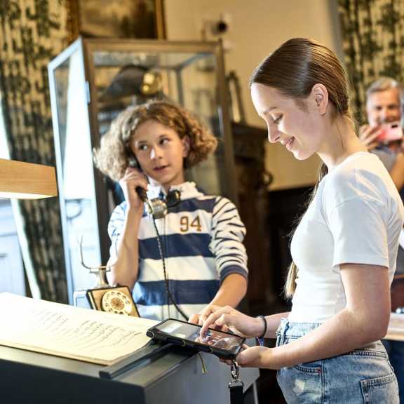 Besucher:innen der Ausstellung Besucher:innen der Ausstellung